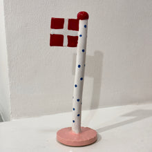 Indlæs billede til gallerivisning The Clay Play - 429 kr. Keramik Flag
