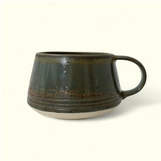 AVNBY KERAMIK - Mørkegrøn rillet kop i UNIKA