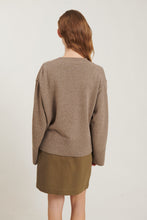 Indlæs billede til gallerivisning Basic Apparel - Cady V-Neck sweater
