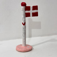 Indlæs billede til gallerivisning The Clay Play - 429 kr.  Keramik Hjerteflag
