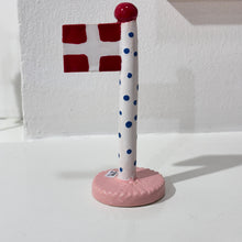 Indlæs billede til gallerivisning The Clay Play - 299 kr. Keramik Flag
