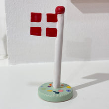 Indlæs billede til gallerivisning The Clay Play - 299 kr. Keramik Flag
