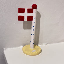 Indlæs billede til gallerivisning The Clay Play - 349 kr. Keramik Flag
