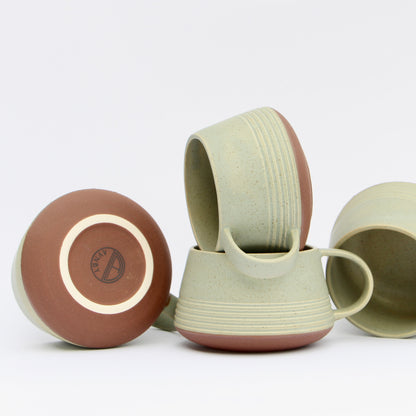 AVNBY KERAMIK - Støvgrøn Rillet Kop